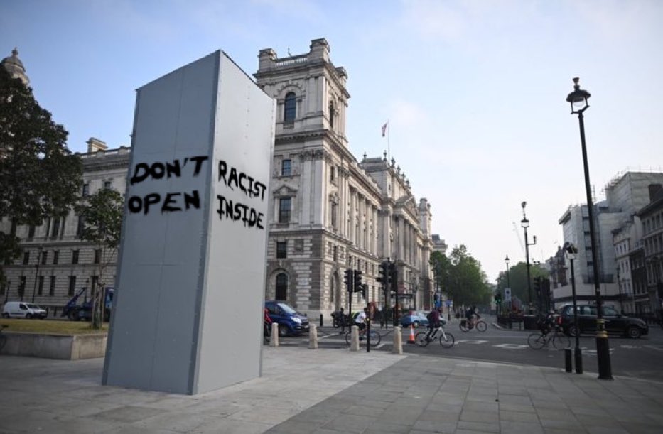 betchesluvthis's tweet image. when I get a text from that guy from home who definitely thinks all lives matter