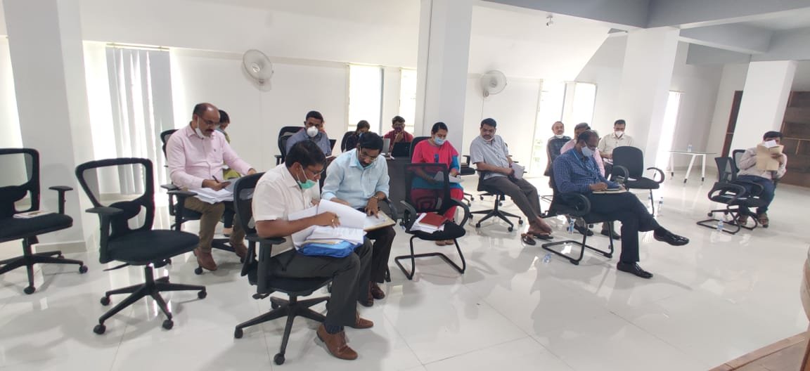 GBAChiefComm's tweet photo. Carried out Case-by-Case scenario analysis in #BBMP wards along with @BBMPSWMSplComm, MD @BLRSmartCity, Health Officers & Joint Commissioners. Along with detailed review, directed them to identify source of transmission at the earliest.
#BBMPContains #BBMPfightsCOVID19 https://t.co/xuHKEKjDE8
