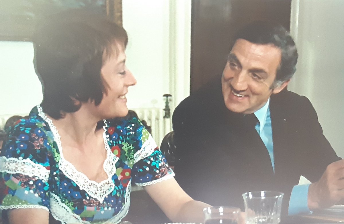 On ne sait pas pourquoi certaines images sont bouleversantes. Elles condensent une époque, une enfance, des souvenirs par milliers, des monuments, une capacité à incarner. Comme ils se regardent en riant. C'est bien au-delà du film. "La gifle".
