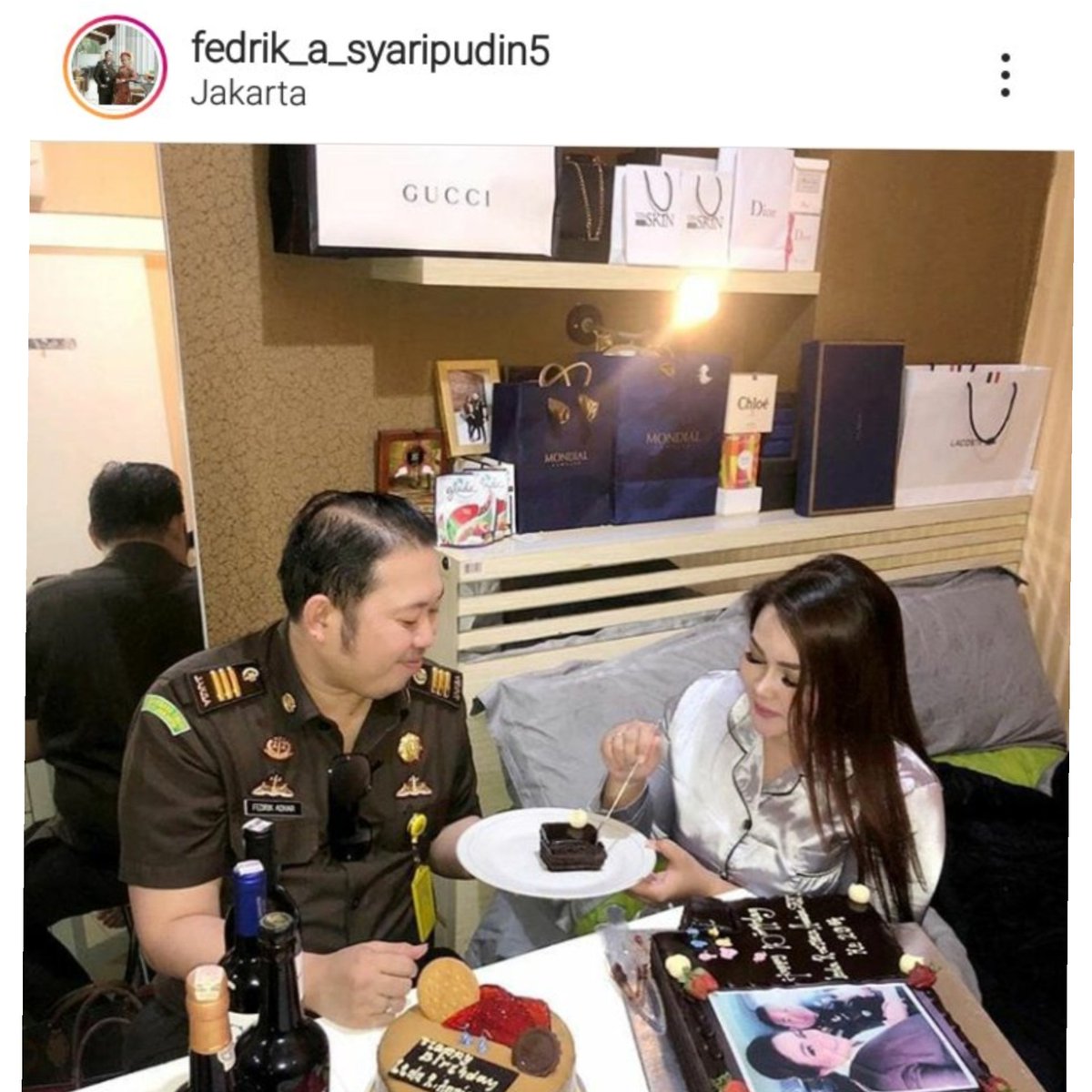 anandabadudu's tweet photo. Mas ini jadi jaksa Novel pasti by design. 

Bapa dalang sknario sngaja naruh mas jaksa ini krn ig nya trkandung bnyk bahan buat dibully wkwk

Ngetawain kantong2 Gucci  mas jaksa ini bole tp jgn lupa peran Bapa dalang psti lebi gedr

Tekateki berikut: Siapa gerangan Bapa dalang? https://t.co/vjC2jFztyI