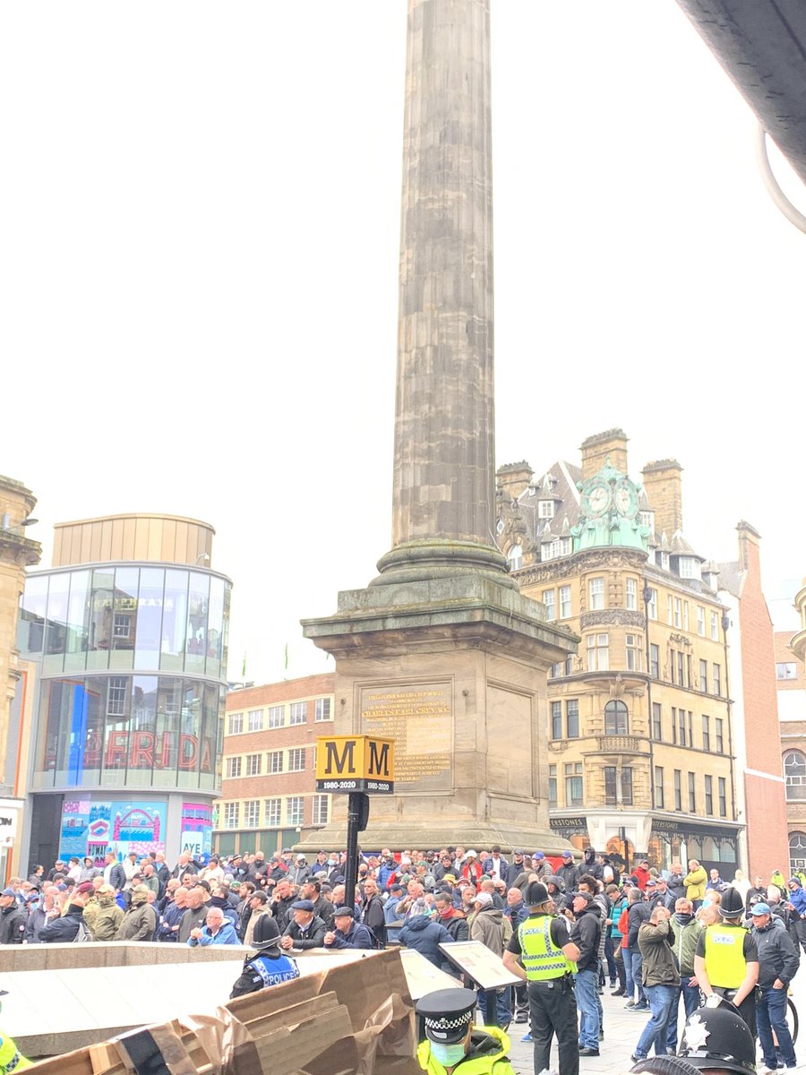 whiskyletsplay's tweet image. One side remembered to wear PPE and is having a peaceful protest. The other side are drinking, have no PPE, and are protecting a statue 80 ft in the air. A statue of a man that ABOLISHED slavery in the UK. These ‘Defenders of Newcastle’ aren’t that bright.