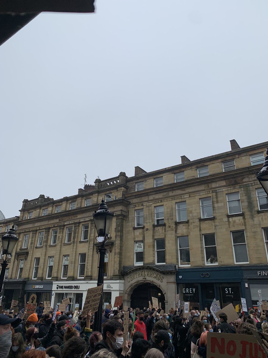 whiskyletsplay's tweet image. One side remembered to wear PPE and is having a peaceful protest. The other side are drinking, have no PPE, and are protecting a statue 80 ft in the air. A statue of a man that ABOLISHED slavery in the UK. These ‘Defenders of Newcastle’ aren’t that bright.