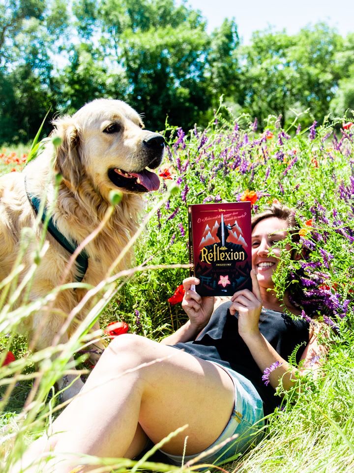 BulleBooks's tweet photo. Du soleil ☀️, mon bébé 🐶, et un bon livre 📖 ! 

Il ne me faut pas grand chose pour être heureuse 🥰 

@HachetteRomans @Hachette_France #GoldenRetriever #Oreo #InLove #MyDogMyFamily https://t.co/XfXX0lGzuQ