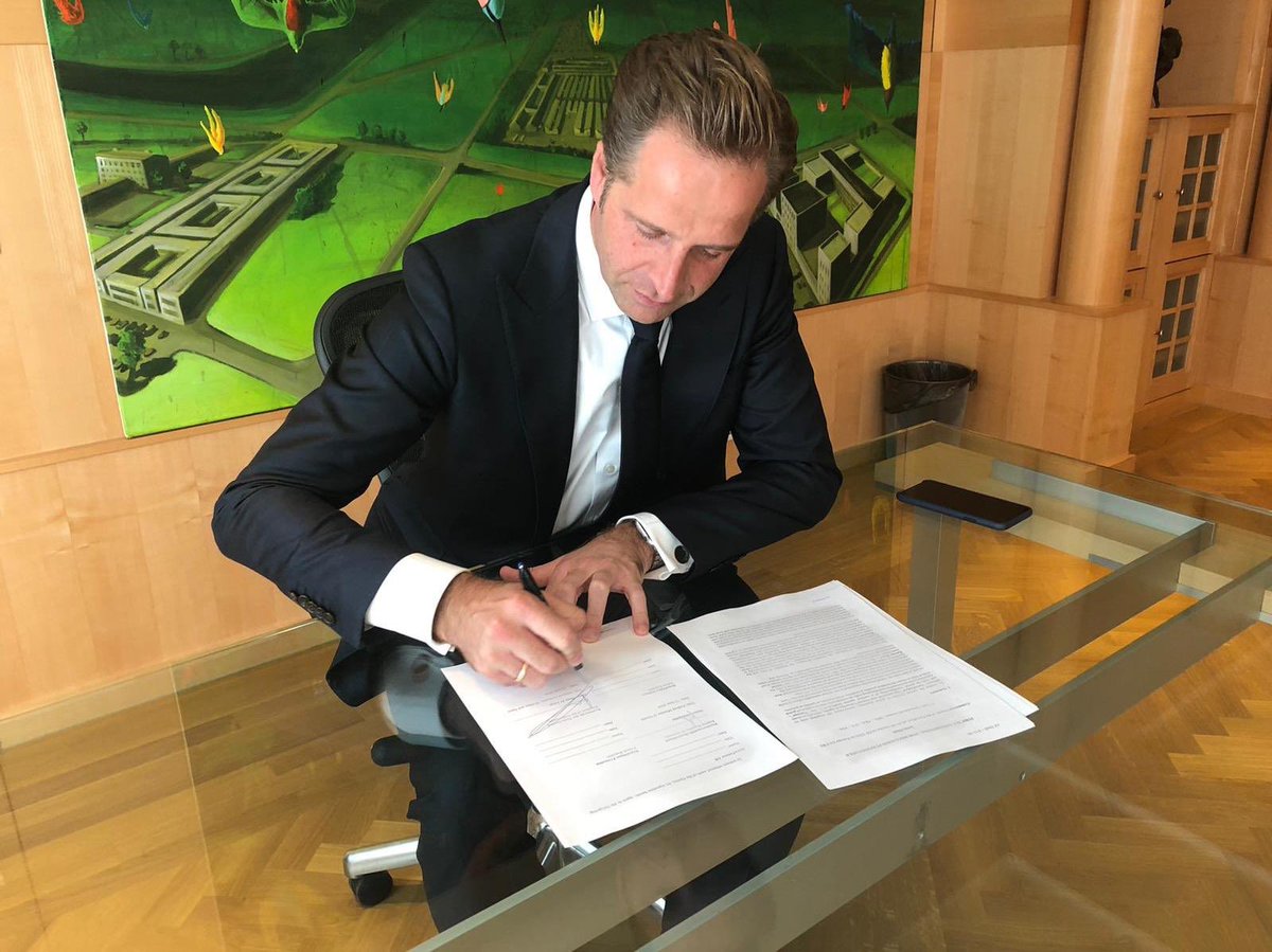 Zojuist tekenden Nederland🇳🇱, Duitsland🇩🇪, Frankrijk🇫🇷 en ItaIië🇮🇹 een contract met <a href="/AstraZeneca/">AstraZeneca</a> over de levering van een mogelijk coronavaccin. Belangrijke stap. Pas als er een vaccin is, zijn we echt beschermd. In Nederland, in Europa🇪🇺 en daarbuiten. 👉 rijksoverheid.nl/ministeries/mi…