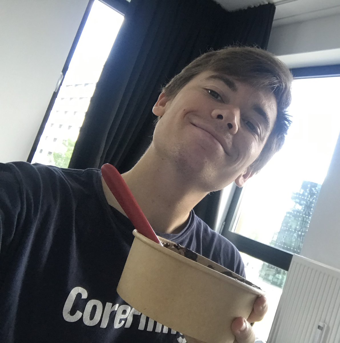 Back when we were planning for today's 'Ethics DataDive', <a href="/DeloitteUK/">Deloitte UK</a> were to host. As we can't do it IRL, they've sent us all food delivery vouchers instead 🍴😊🧡
Our gratitude is wonderfully demonstrated here by volunteer Craig digging into an acai bowl 😁😁😁👍🏾🍽️