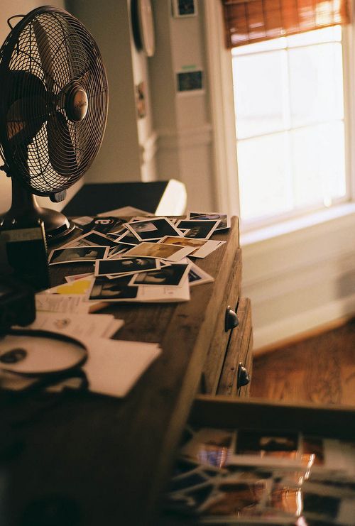 Herkesin bir hikayesi var;
Kiminin anlata anlata bitiremediği,
Kiminin içine atıp söyleyemediği...!