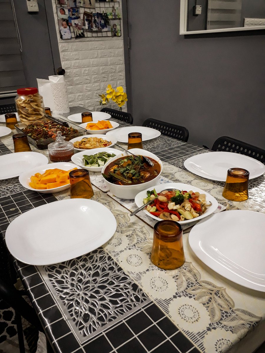 dnialhaikl's tweet photo. Menu harini:
- mi udang
- kari ikan
- telur dadar
- sayur campur
- petai
- pelam
#masihbujang
#masihsingle
#tiberr
#gituwwww https://t.co/cNE9EIWhCV