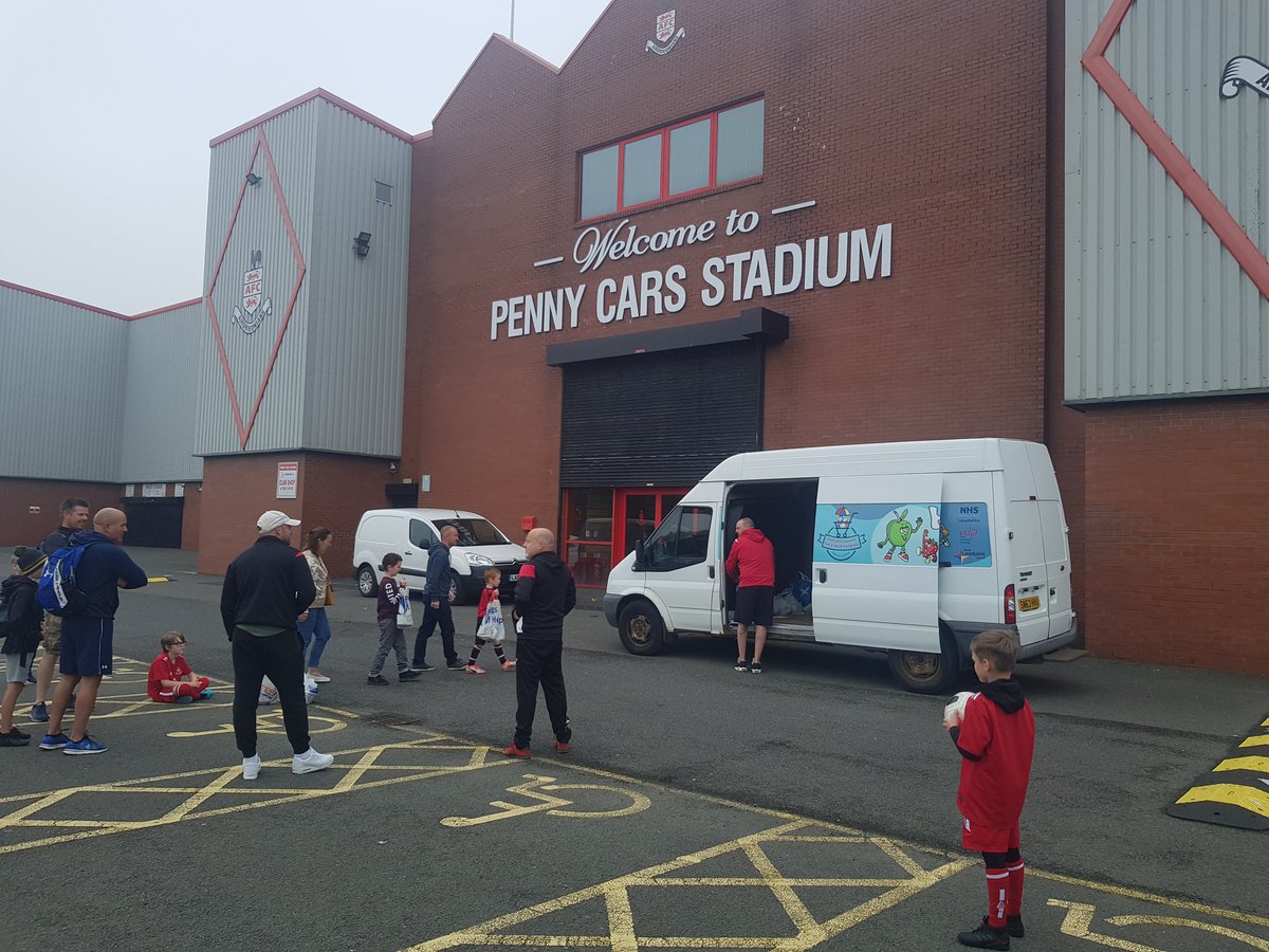 lcfhp's tweet photo. Many thanks to John from @AirdrieoniansFC Community Club for an astounding food donation today.

LCFHP are delivering hundreds of foodpacks weekly for NLC's hotline, and we're supporting over 30 food banks and community response orgs 

If you need food call 03005550407 for help https://t.co/Di0yIYA6ni