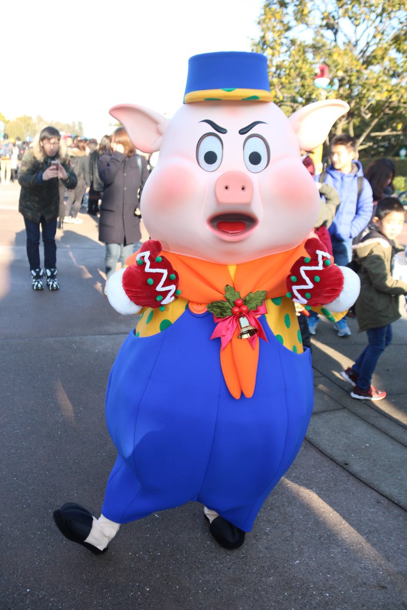 360DegreesofDis's tweet photo. Who’s afraid of #TheBigBadWolf? #Fiddler #Fifer #Practical #FiddlerFiferandPractical #TheThreeLittlePigs #FiddlerPig #FiferPig #PracticalPig #TDL #TokyoDisneyland #Toontown #TDR #TokyoDisneyResort #ファイファー・ピッグ #フィドラー・ピッグ #プラクティカル・ピッグ https://t.co/ica94RiU5X