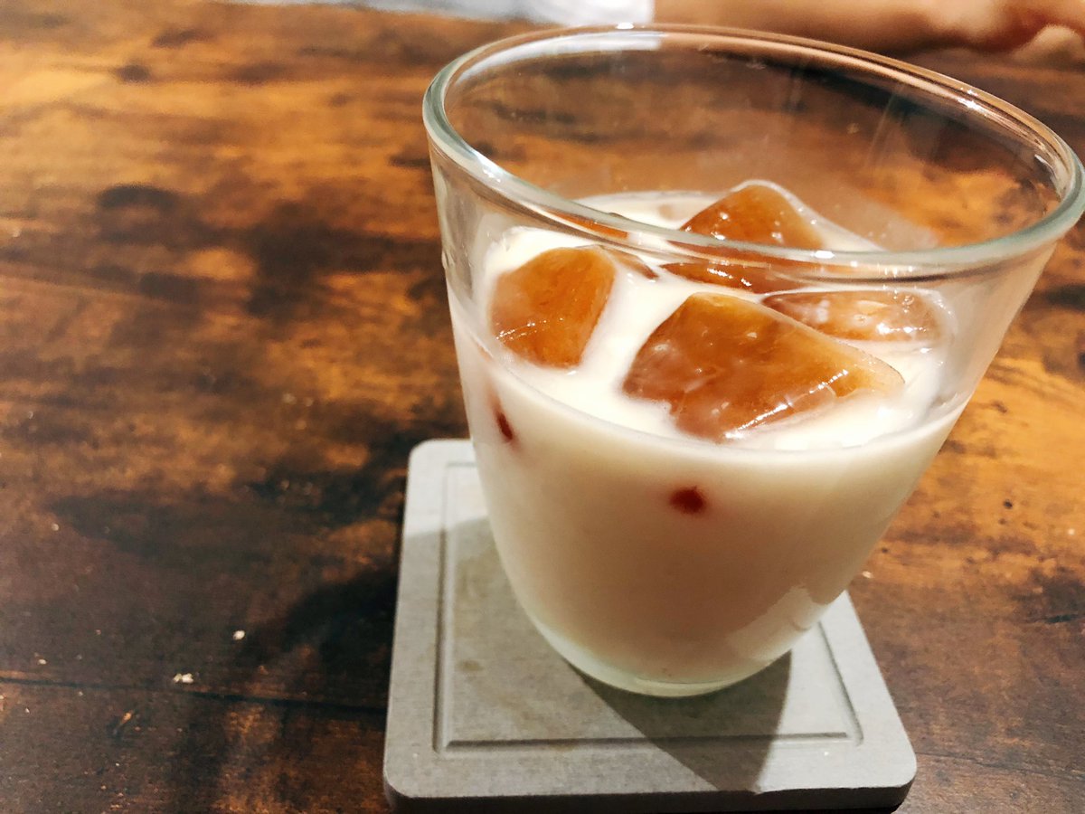 佐々木舞 旅美女会代表 毎年夏はいろんな氷を作るんだけど今年最初の氷は濃い紅茶氷 濃く出した紅茶を凍らしただけ 冷たい 牛乳に入れて少し待てば アイスミルクティーの出来上がり 最後まで冷たくて美味しい 佐々木舞 旅美女会代表 毎年夏はいろんな氷を作るんだけど今年最初の氷は濃い紅茶氷 濃く出した紅茶を凍らしただけ 冷たい 牛乳に入れて少し待てば アイスミルクティーの出来上がり 最後まで冷たくて美味しい