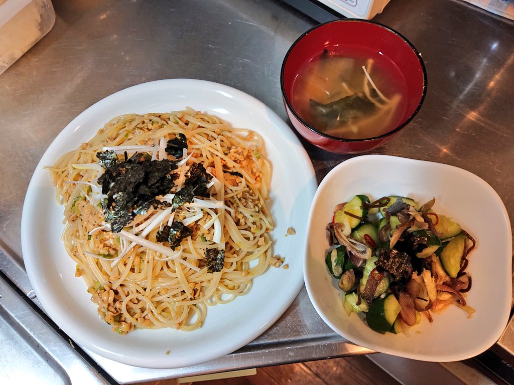 土倉有貴 Yuki Tokura 納豆パスタ きゅうりとみょうがの塩たたき です 納豆パスタ 昆布茶とオリーブオイルと めんつゆに 岩のりいれたら 最高最高 きゅうり みょうがもおいしい 妄想値段850円 材料費2円 妄想利益630円 妄想貯金残高21 670円