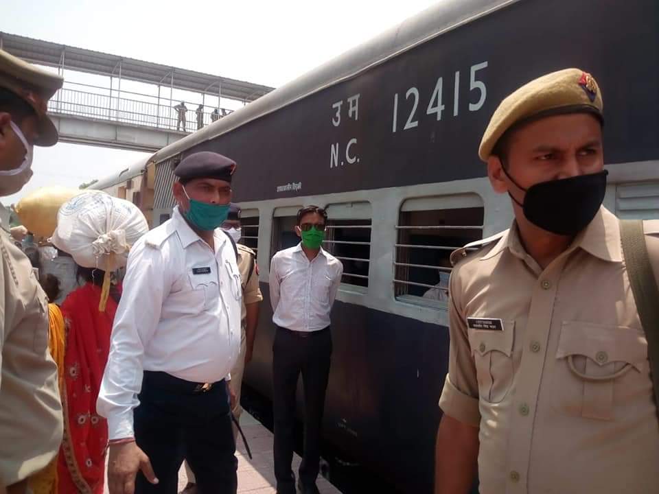 आज जनपद के विभिन्न भट्टो में कार्य करने वाले लगभग 1600 श्रमिको को उनके आग्रह पर सकुशल ट्रेन से बिहार ट्रेन से रवाना किया गया। शासन के निर्देशों के क्रम में खाना पानी की व्यवस्था भी सुनिश्चित की गई।।