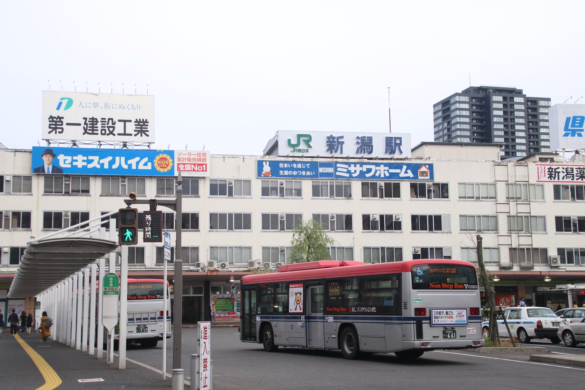 Y653系 新潟駅万代口駅舎 来週から始まる撤去工事前の姿を見納め スイッチバック式のバスターミナルの方もそろそろ 特徴は様々あれど 個人的には万代口駅舎といえば青字の駅名表示部分でした 新潟駅の新しい姿が楽しみな一方 見慣れた風景がまた Y653系 新潟駅万代口駅舎 来週から始まる撤去工事前の姿を見納め スイッチバック式のバスターミナルの方もそろそろ 特徴は様々あれど 個人的には万代口駅舎といえば青字の駅名表示部分でした 新潟駅の新しい姿が楽しみな一方 見慣れた風景がまた