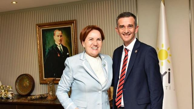 turankatibi's tweet photo. Berat Albayrak'a "damat" diyen Meral Akşener'in,

İYİ Parti Mali İşler Başkanlığı'na yeğeni Ümit Dikbayır'ı atadığını biliyor muydunuz? https://t.co/rAl1FmuAWx