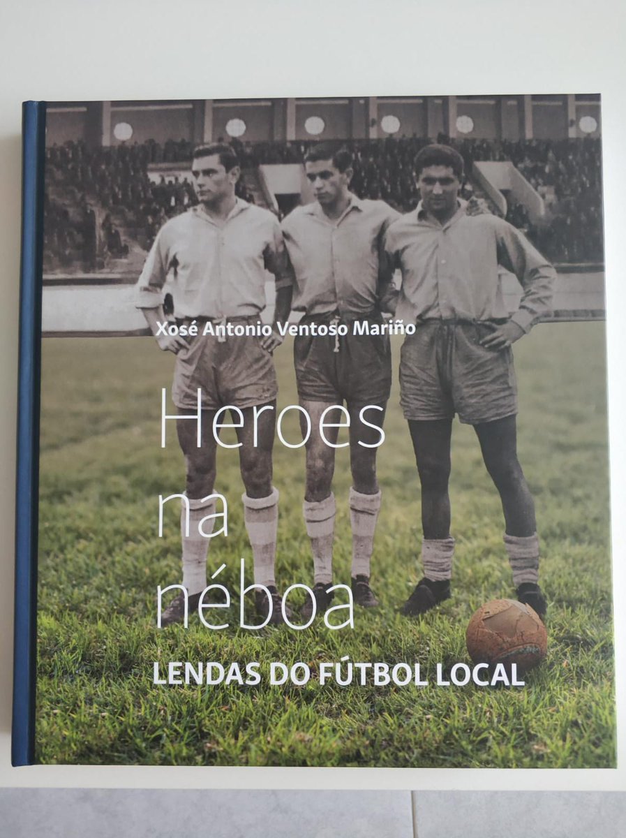 CidadeRibeira's tweet photo. Non hai mellor maneira de estrearse que homenaxear ós precursores e lendas do fútbol no noso pobo. 
Imos sortear un exemplar dun dos libros sobranceiros sobre o fútbol ribeirense: "Héroes na néboa" escrito por X.A. Ventoso Mariño.
Para participar só tendes que retuiter esta nova. https://t.co/P0BLHBxnv2