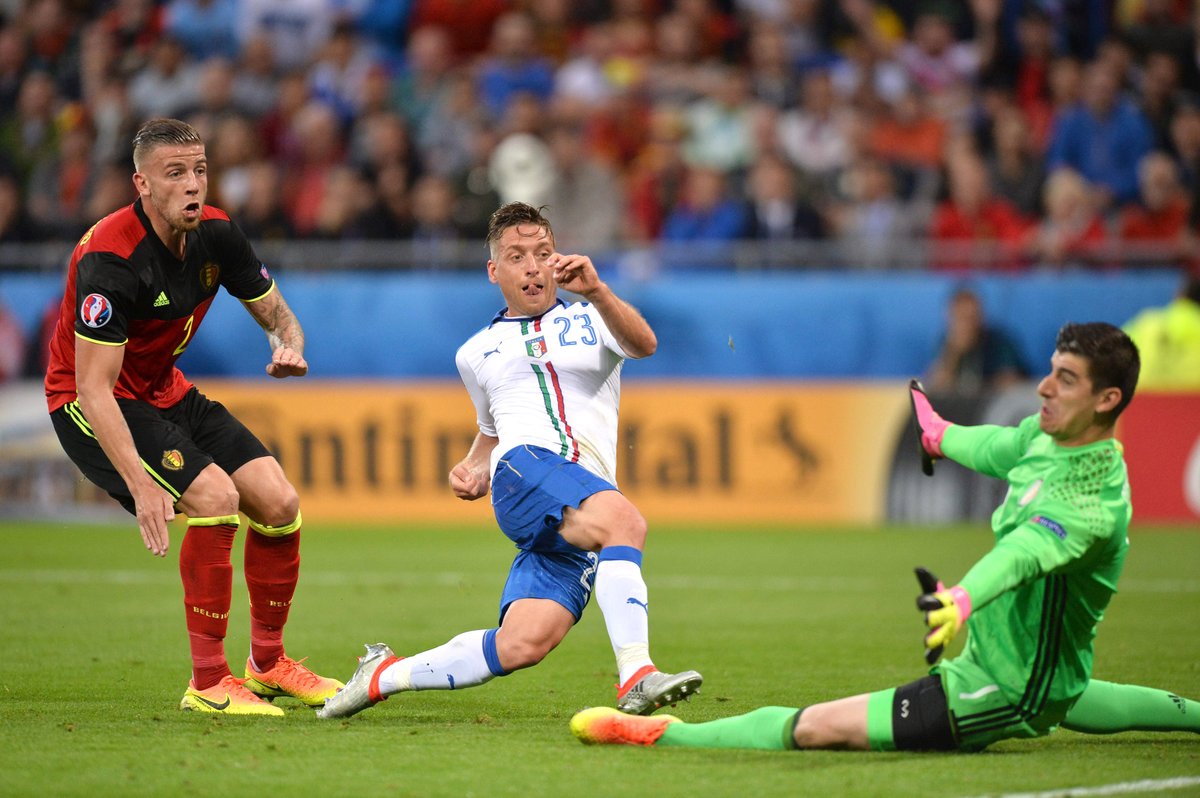 Ligue1_ESP's tweet photo. #UnDiaComoHoy de 2016,  @azzurri 🇮🇹 venció 2-0 a @BelRedDevils 🇧🇪 en el @GroupamaStadium de Lyon 🇫🇷

@UEFAcom_es | @EURO2020 https://t.co/GF82VvXIJ5