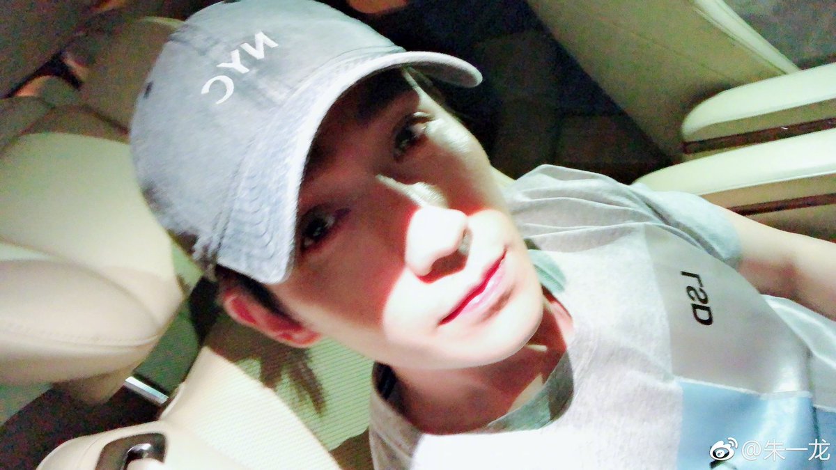 /8 That night (Jul 20, 2018),  #ZhuYilong posted this msg on Weibo with his selfie:"Ended work. Saw the videos. Rushed over... too late.I saw that everyone has taken the center position & made their debut, please continue on your journey"  #朱一龙  #镇魂