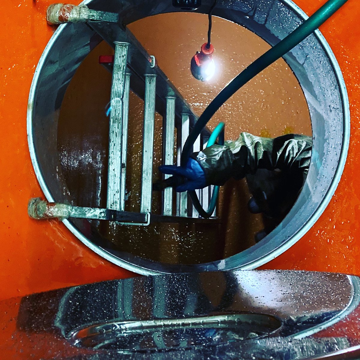 jmfraile's tweet photo. Tandem #cellarmaster Josean Roldán is the Genie of the lamp
#concretevats #gravity #nopumps #undergroundwinery #minimalintervention #artisanalwine #depositodehormigon #cemento #gravedad #subterraneo #vino #wine #vinho #wein #donavarra #navarrawine #navarrawinelovers #spanishwine https://t.co/9sASRDDEVd