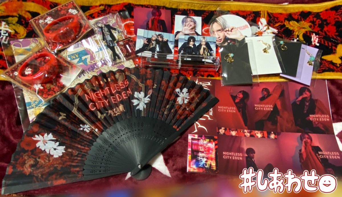 mie22_h9's tweet photo. 第二弾のグッズ届いたーーー٩(ˊωˋ*)و💕💕
扇子とハーバリウムボールペンめっちゃ可愛い❤️タオルのデザインもとってもオシャレ✨✨
ロト開封する時ワクワクした💓ヒロトさんのアクスタ入ってて、すごく幸せ😍💕

#アリス九號.
#不夜城エデン
#NIGHTLESS CITY EDEN
#第二弾グッズもめちゃめちゃ可愛い❤️ https://t.co/HZOLL9MATV