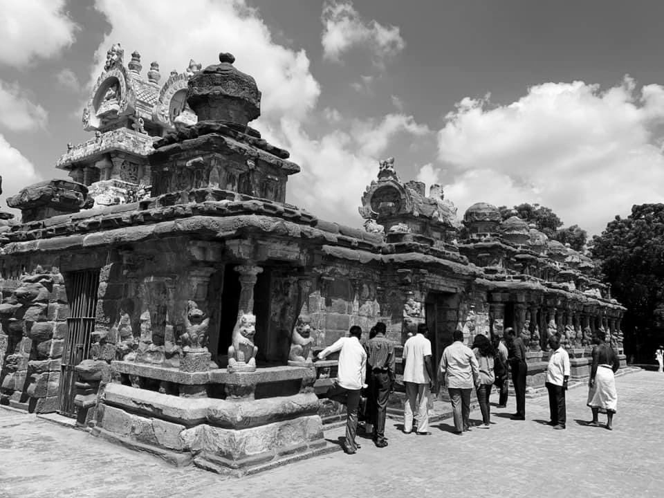 builthistories's tweet photo. Series XXXIX: #MonumentsofIndia

#KailashaNatha temple, #Kanchipuram, #TamilNadu. Dedicated to the Lord Shiva, the temple was built in the late 7th Cen CE by a Rajasimha (Narasimhavarman II) ruler of the Pallava Dynasty. https://t.co/AlqvTC3F59