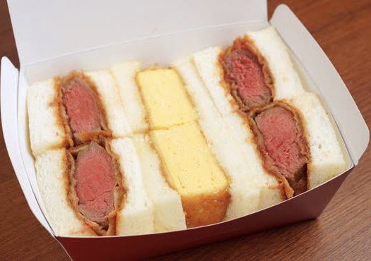 kansai007jin's tweet photo. 新幹線側の新大阪駅
のれんめぐり内
『フレンチ洋食YOKOO』
持ち帰りサンドイッチです❣️
からし控えめなのでお子様でも大丈夫です。
軽く揚げている玉子がお気に入りです。
もちろん牛カツもね♪
👇ミックスサンド1200円 https://t.co/V0nvvqfunS