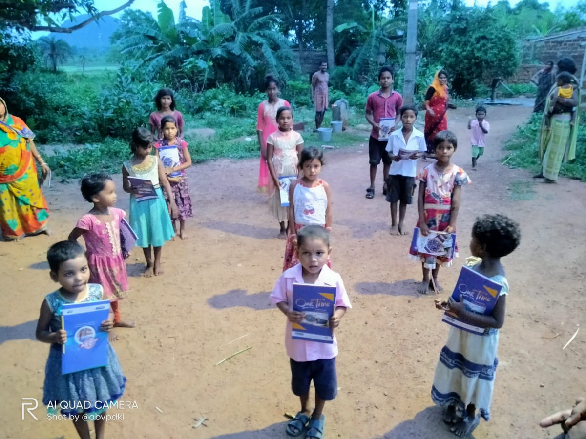 Arijeetodisha's tweet photo. #46th day of continuous #SEVAWORK by #ABVP Dhenkanal unit. Today we reached Sarjang Sahi of Luchapali village. We distributed #STUDENTKIT, soaps, biscuits, to   students &amp; taught students  the basic hygiene practice for healthy life. @ABVPVoice @nidhitripathi92 @PandaAvilash https://t.co/uGPVhCcFGd