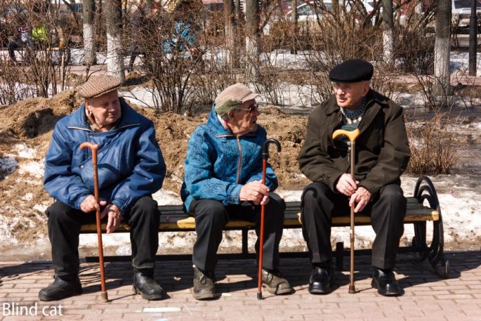 Есть три деда. Старики на лавке. Дед на лавке. Дед на скамейке. Старики сидят на лавочке.