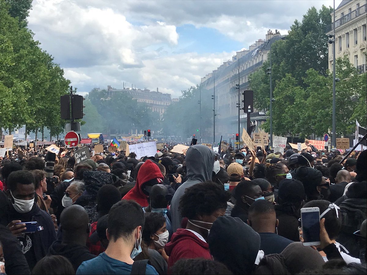 Comment faire dégénérer une manif pacifique sous le préfet Lallement et ⁦<a href="/CCastaner/">Christophe Castaner</a>⁩ : 1/ on l’interdit 2 / on la nasse 3/ on balance les lacrymogènes sur la foule. Nous sommes 150 000 témoins #GenerationAdama