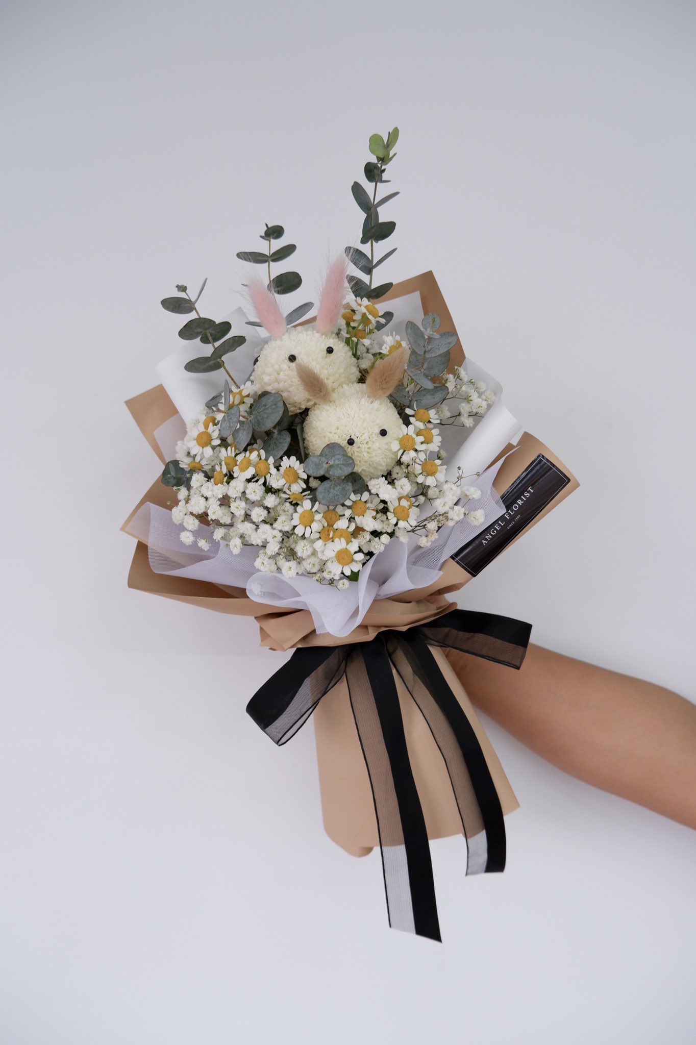 Angel Florist Gift Centre 在twitter 上 Bunnies In Chamomile Rm 85 Bunnies Matricaria Eucalyptus Babybreath Brown Color Black Color Cocotina Gift Card Write Message 洋甘菊花束 韩式花束 兔子花束