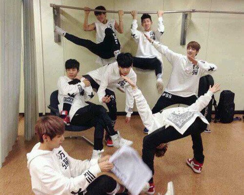 bts_v_m47's tweet photo. #일곱의_겨울과_봄_뒤에_7주년  
#일곱의_겨울과_봄_뒤에도_함깨 
#BTS7thAnniversary
#방탄소년단  @BTS_twt

To. #RM #JIN #SUGA #JHOPE #JIMIN #V #JUNGKOOK 
辛い時に7人の曲を聴いて何度も励まされました。
私にとっては恩人のようなアイドル…
本当におめでとうございます！💜
보라해 💜💜💜 https://t.co/3WaYUkId8E