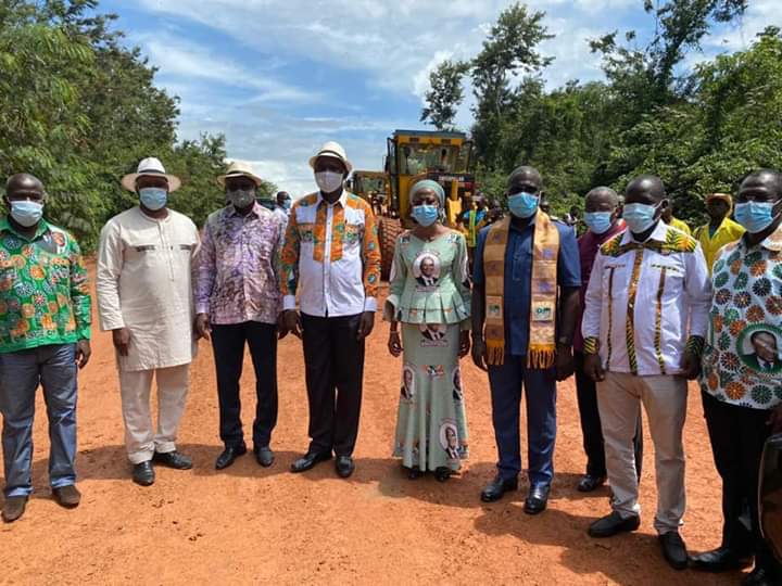 team_bile's tweet image. Ce Samedi 13 Juin 2020, le maire de Dimbokro M. @bile_diemeleou a effectué une visite du chantier de bitumage de l’axe #Dimbokro--#Bocanda, une promesse du président @AOuattara_PRCI , lors de sa visite dans la région du N’ZI.

#BDAG🇨🇮