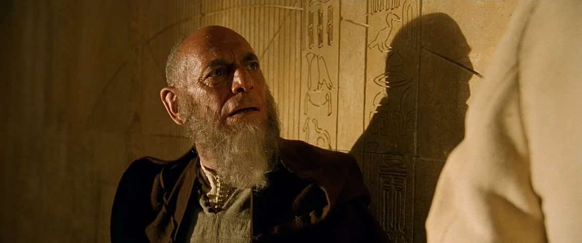 Пятый элемент 1997 старый перевод. Пятый элемент священник. 5 элемент фильм стихии. 5 элемент священник. Пятый элемент фильм 1997 билли.