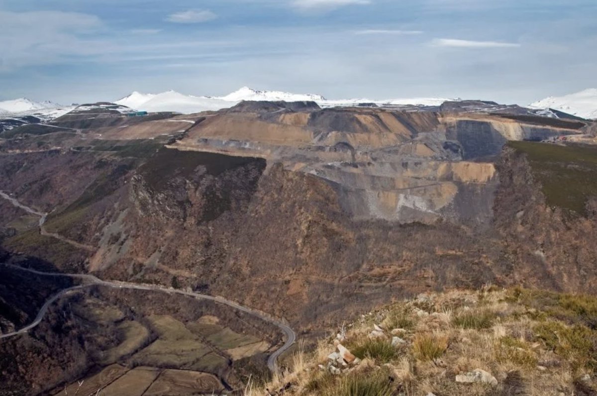 Per_Energia's tweet photo. El Gobierno destinará 27 millones de euros a financiar proyectos generadores de empleo y desarrollo económico en zonas mineras https://t.co/CrSVzJCG4C https://t.co/iOT3Vq3Obp