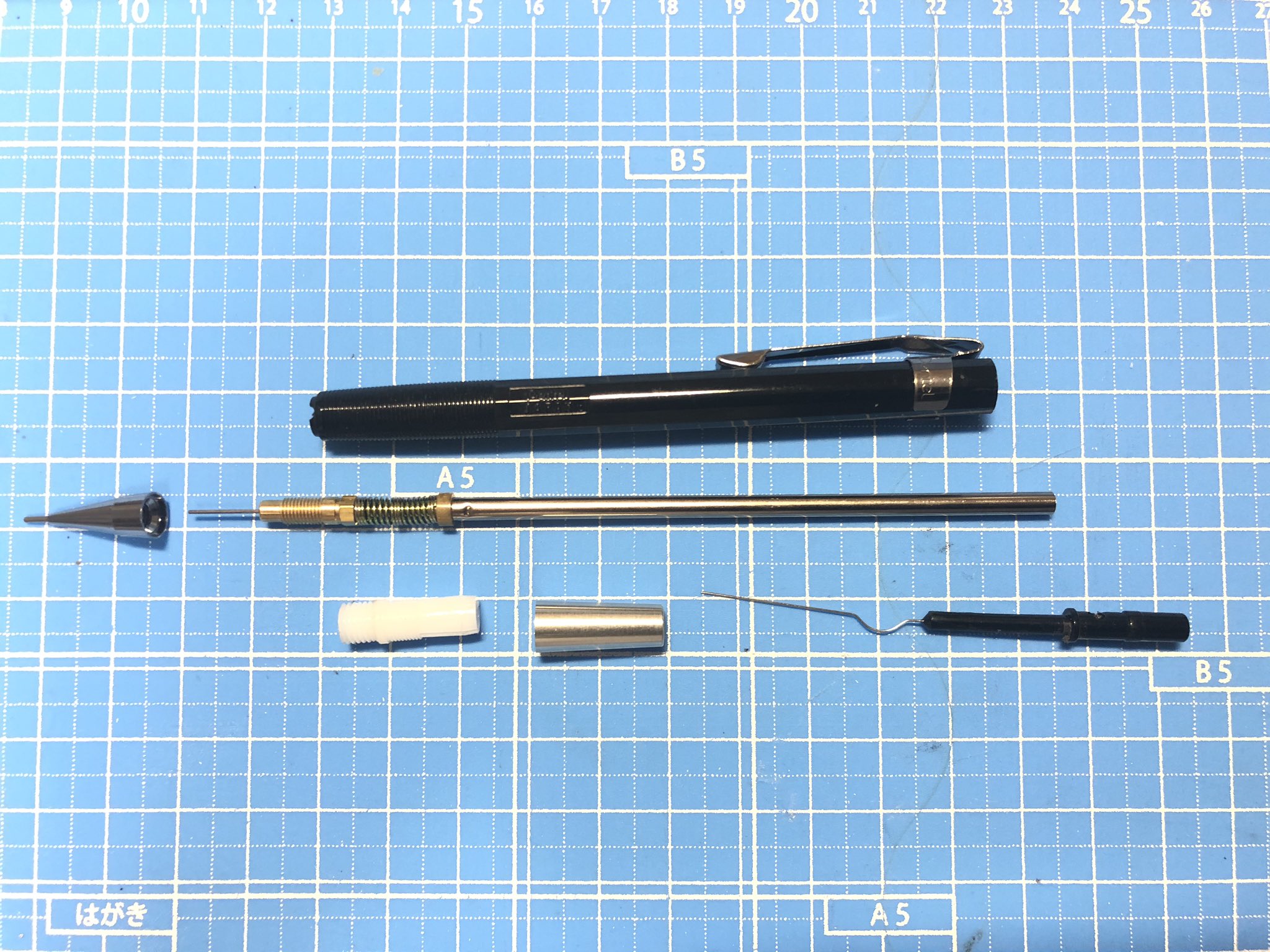 マルコ 改造終了 Pg5を初代のモデル風にしてみました 方法は簡単 ぶった切っただけ 4枚目の写真がネット上の本物の初代です グリップの長さや 刻まれている文字などは違うけれど 遠目で見たらほぼ一緒だからok 文房具 改造 シャーペン グラフ