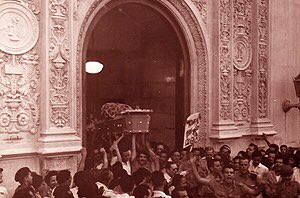 MuseoCuba's tweet photo. En 1960 festejaban sacando el ataúd de la compañía que hoy usurpa #Etecsa . No imaginaban que 60 años después sus nietos desearían hacer lo mismo con un monopolio explotador, ineficaz y corrupto.
#InternetJusta #BajenLosPreciosDeInternet
#ABAJOELCOMUNISMO https://t.co/Kt6emEhYQF