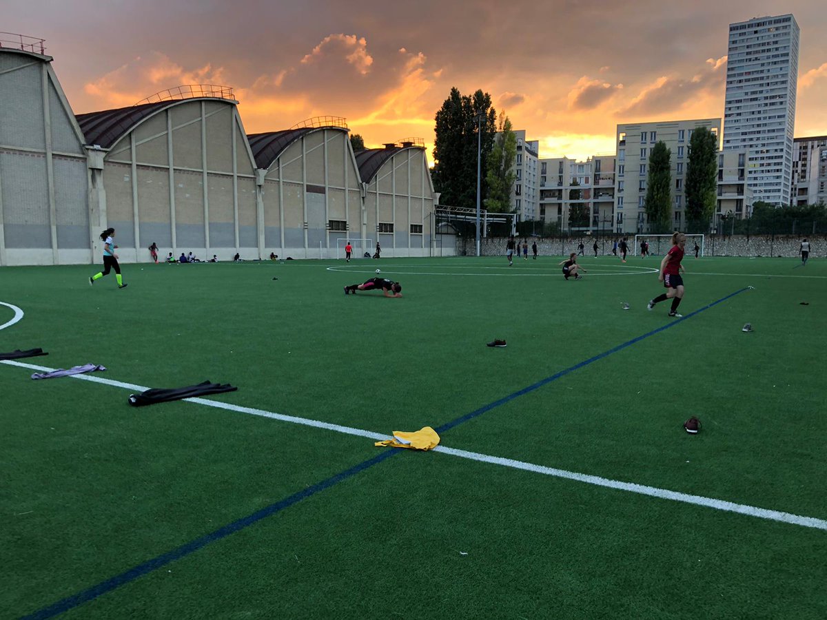 footeuses's tweet photo. 💪Mardi c'était la reprise pour les Footeuses. #COVID oblige, pas de match et un effectif réduit à 5 joueuses mais un super entrainement physique soigneusement élaboré par Emilie ! Le carré de la mort, vous connaissez ?😱 https://t.co/Z4DfyNAPQg