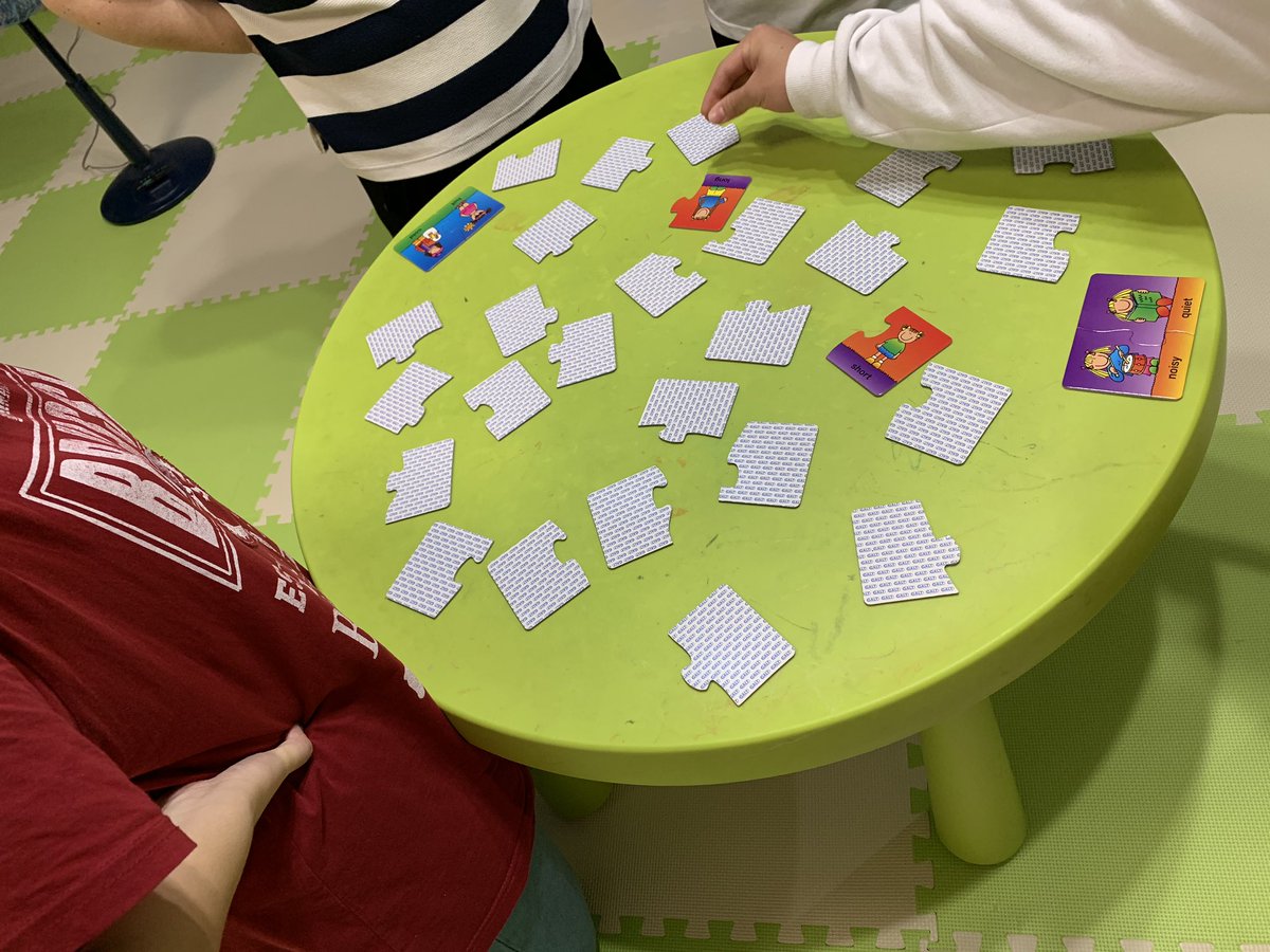みんなの欲しいを詰め込んだ宝箱 Happy Casket 幼児さん用oppositeパズルですが 今日は中学生 大人が 英語ゲームを楽しみ単語を覚えるword Word Wordのクラスで使って大盛り上がり 遊び方次第で何歳でも使えちゃうのです カードゲーム 英語ゲーム