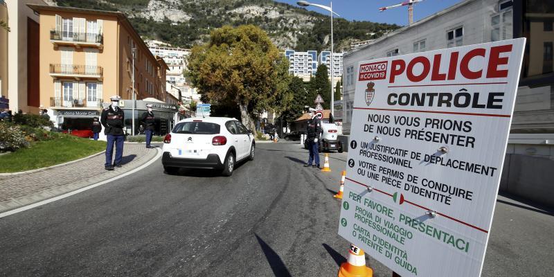 Nice_Matin's tweet photo. Accablée de peine, elle se gare ivre sur le rond-point https://t.co/x4TDNnanXE https://t.co/BTm4aPDZEN