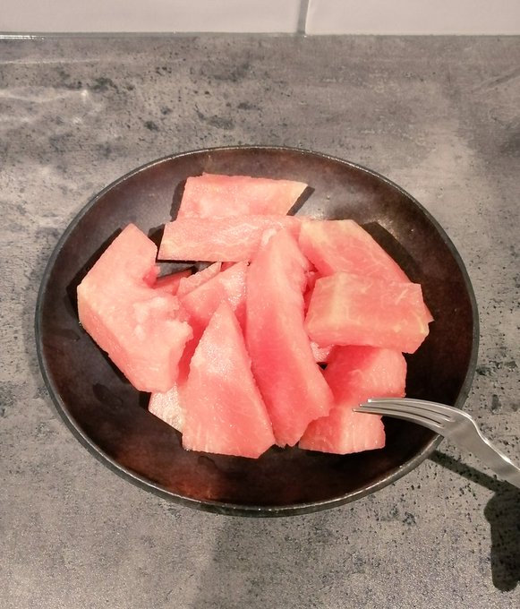 食べやすく切ったらスイカ感がなくなった🍉 