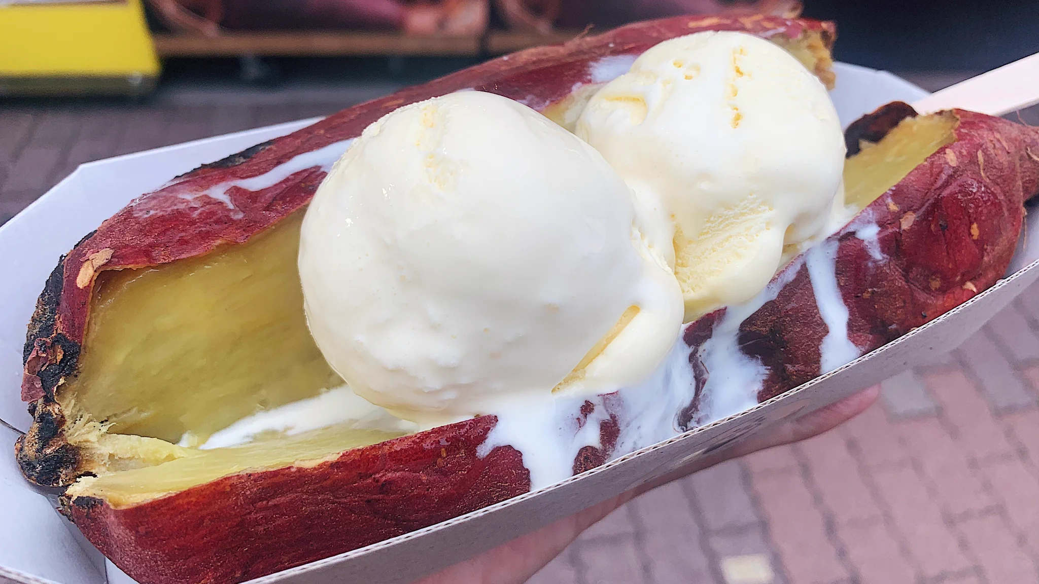トロトロと溶けたアイスがたまらない！？大きい焼き芋にアイスを乗せたスイーツ！