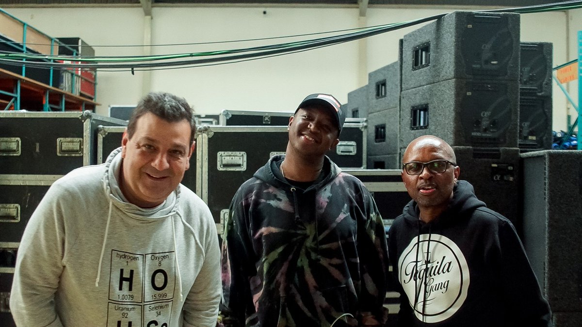 Shimza01's tweet photo. Can you tell how excited I am about tonight's #LockdownHouseParty 😊😊😊😊😊😊 let's meet at 18:00 on @ChannelOTV 🕺🏾🕺🏾🕺🏾 have your @hunterscider in your hand, tweet with your @SamsungMobileSA and lets rock!!! #HuntersRefreshes #GalaxyA31 https://t.co/a1FFnnNopQ