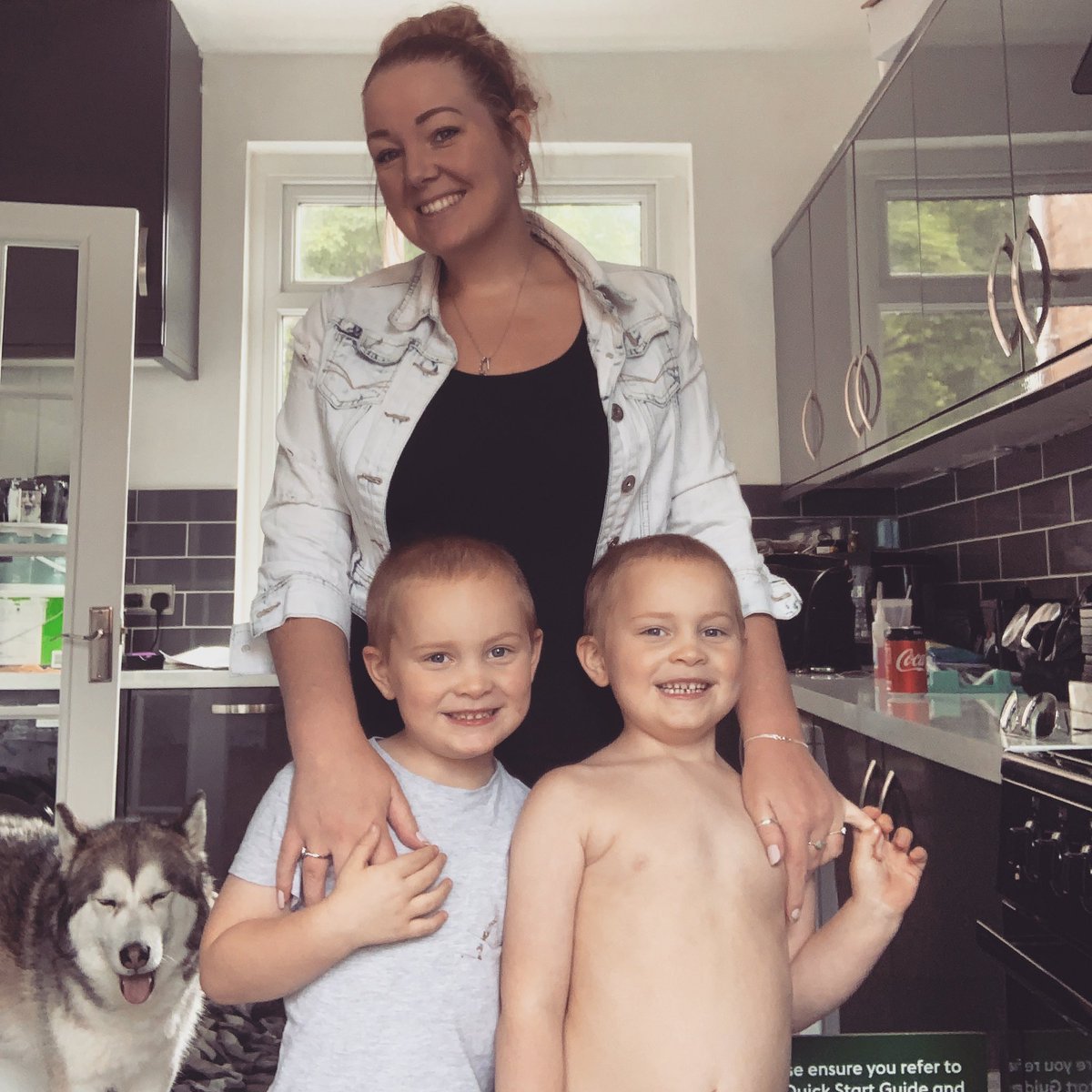 Finally a nice picture with my boys .... also my dog photo bombing my picture 😂 #huskyxmalamute #twins #identicaltwins #mamabear #furbaby #love