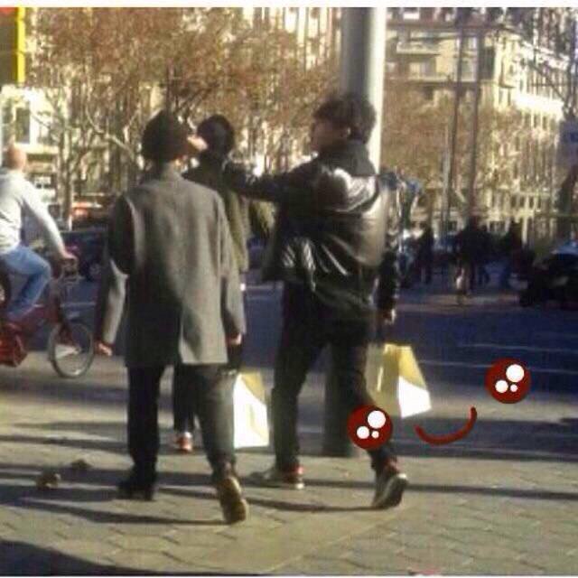ayneeddu's tweet photo. [Barcelona-dates] Jadi dimulai tgl 09012015, mereka keciduk lagi jalan alias dating di barcelona. Iya cuma mereka berdua:) dan OP juga bilang tiap mereka mau nyebrang jalan chanyeol megangin lengan baekhyun mulu:) liat di pict ke 4 -cont 
#614everWithCHANBAEK
#CHANBAEK #찬백 https://t.co/8CVwnmcfAm