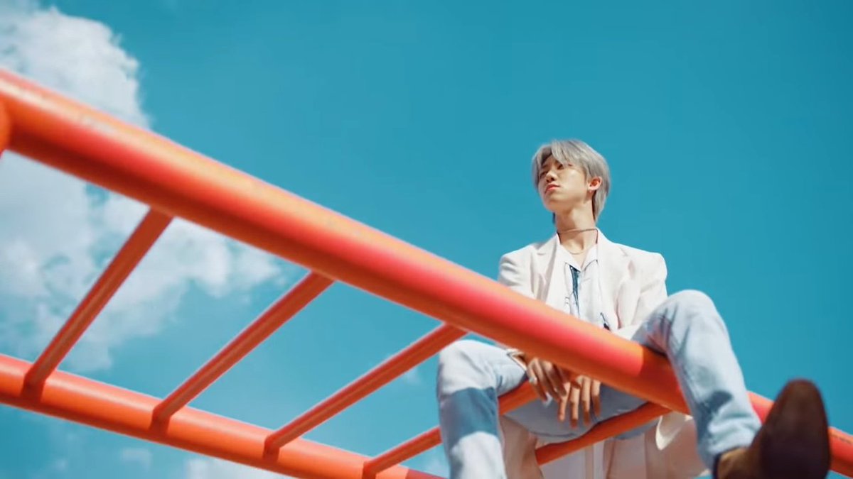 HoeshuaHong's tweet photo. Minghao really loves sitting on top of things @pledis_17 https://t.co/CUejJJZpJb