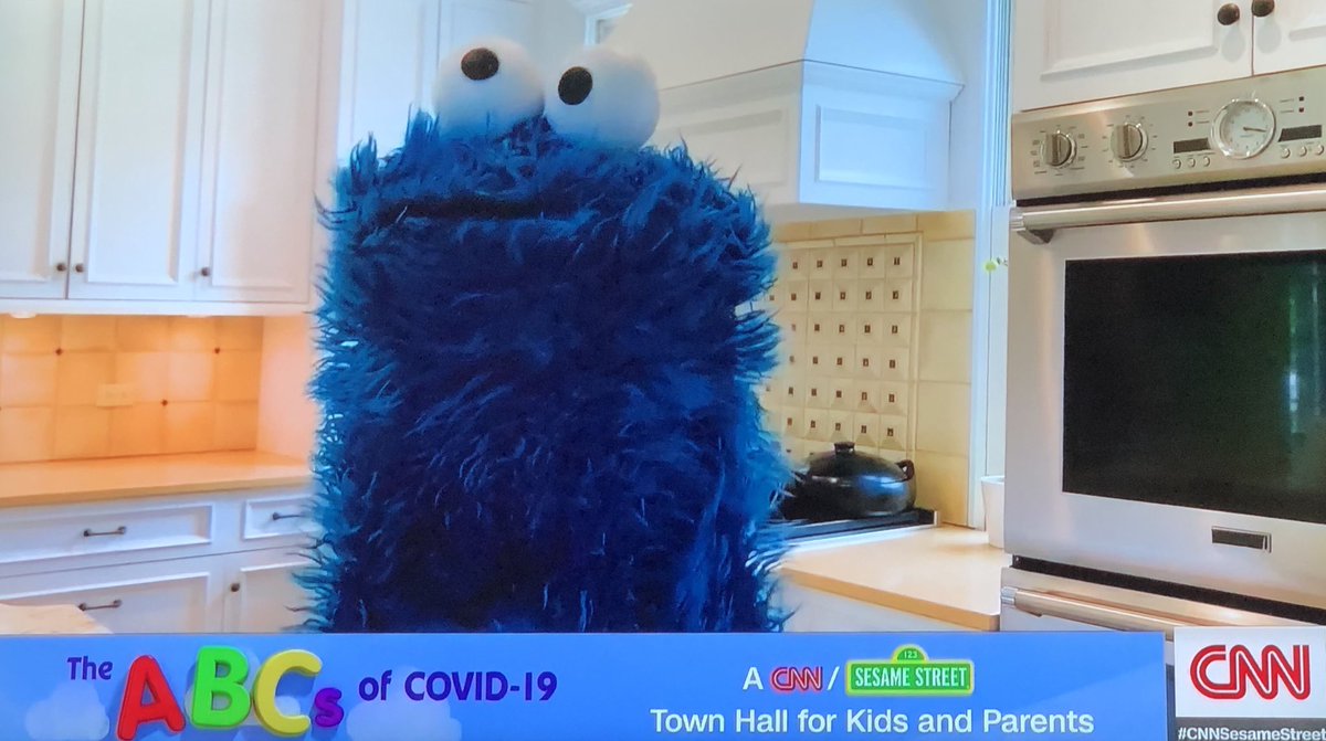 ratemyskyperoom's tweet photo. A fine kitchen. Well lit. Carefully placed Le Cruset pot. Oven cookie ready. 10/10 @sesamestreet https://t.co/0KObcrUpFw