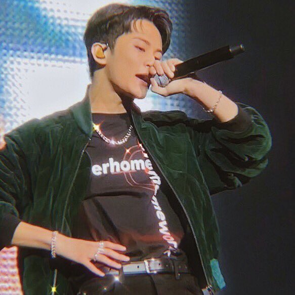 P0GCHAN's tweet photo. this mark lee outfit>>>>>>> https://t.co/W7PJA2njWG
