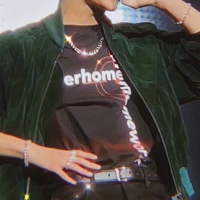 P0GCHAN's tweet photo. this mark lee outfit>>>>>>> https://t.co/W7PJA2njWG