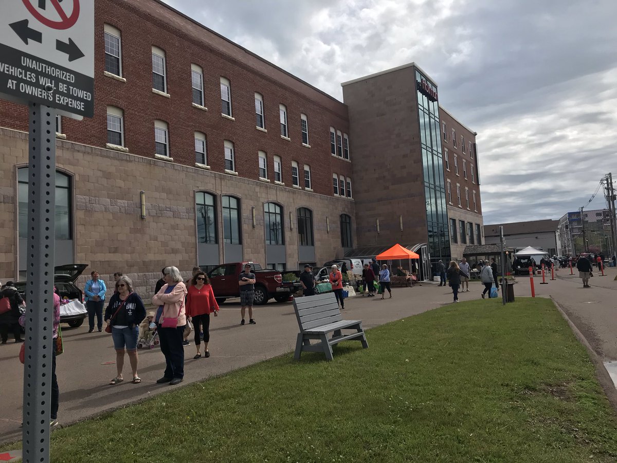 BillySchurman's tweet photo. Nice turnout for outdoor Farmers Market supporting local vendors @PleasantPork @DtownSummerside @chooseSside @SummersideBiz #ForwardWeWillGo #SupportWhereYouLive #DowntownVibeIsGood https://t.co/4y0cLEOLFN