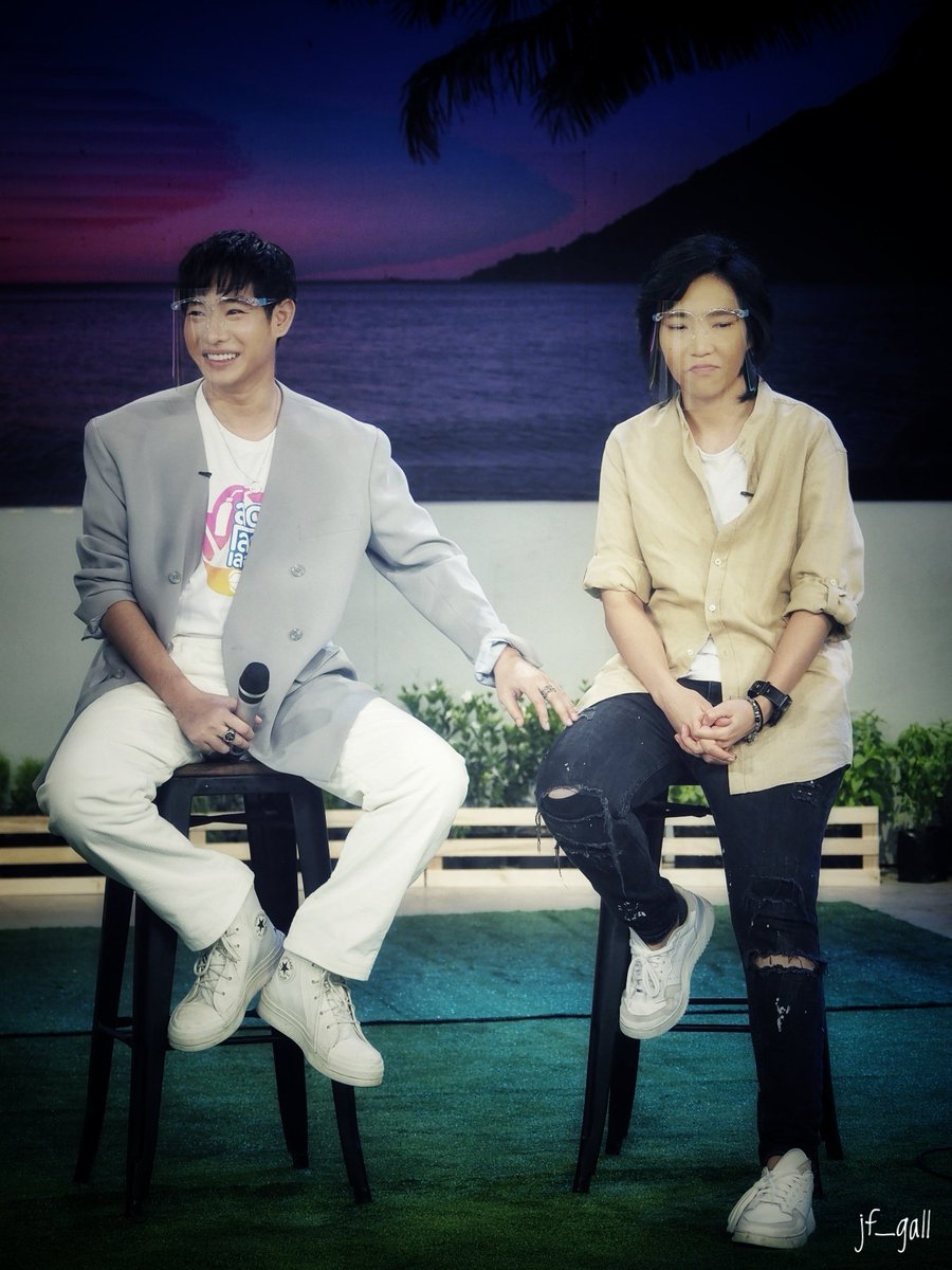 jf_gall's tweet photo. @rosesirintip เค้างอน........ แต่คุณ @peckpalit เค้าง้อด้วยปลายนิ้ว #เป๊กผลิตโชค #ลดโลกเลอะ #peckpalitchoke #ลดโลกเลอะอาสาปันน้ําใจ #ลดโลกเลอะกับผลิต https://t.co/AzPSVb6hbf
