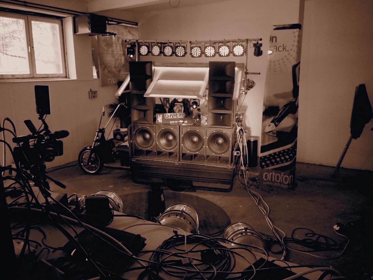 BlockbusterKarr's tweet photo. StreamUp #7 steht kurz bevor. Klickt rein relaxed und geniesst karibische Musik und feurige Visuals. https://t.co/eY9PdLPjLf #BlockbusterSoundsystem
#Dojo #Tuktuk #SchallUndRauch #DJNiksn #Livestream #TwitchDE #Reggae #Dancehall #OneLove https://t.co/ItAyNqWXwS